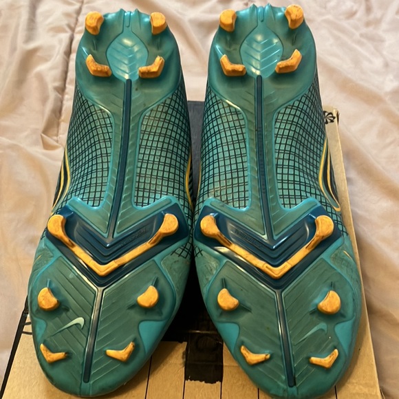 These are used Nike soccer cleats, very good quality and condition. - Picture 3 of 6